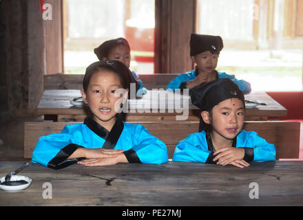 Changxing cinese della provincia dello Zhejiang. 12 Ago, 2018. Gli studenti hanno una classe tradizionale a un vecchio-stile scuola privata nel villaggio di Zhongshan nella contea di Changxing, est della Cina di Provincia dello Zhejiang, Agosto 12, 2018. Credito: Xu Yu/Xinhua/Alamy Live News Foto Stock