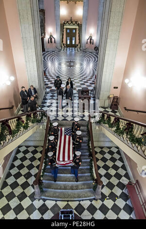 Columbus, Ohio, Stati Uniti d'America. Xvii Dec, 2016. Gli Stati Uniti Marines portano lo scrigno di astronauta, Stati Uniti senatore, e US marina il colonnello John Glenn fotografato Sabato, Dicembre 17, 2016 all'Ohio State House in Columbus, Ohio. Credito: James D. DeCamp/ZUMA filo/Alamy Live News Foto Stock