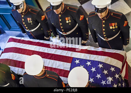 Columbus, Ohio, Stati Uniti d'America. Xvii Dec, 2016. Gli Stati Uniti Marines portano lo scrigno di astronauta, Stati Uniti senatore, e US marina il colonnello John Glenn fotografato Sabato, Dicembre 17, 2016 all'Ohio State House in Columbus, Ohio. Credito: James D. DeCamp/ZUMA filo/Alamy Live News Foto Stock