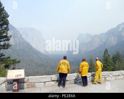 Il parco nazionale di Yosemite, STATI UNITI D'AMERICA. 10 Ago, 2018. I vigili del fuoco stand presso il posto di vedetta Glacier Point. La Yosemite Valley è una delle più grandi attrazioni turistiche negli Stati Uniti. Ma gli incendi boschivi hanno reso la California riserva naturale deserta, area riservata. Credito: Barbara Munker/dpa/Alamy Live News Foto Stock