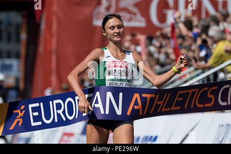 Berlino, Germania. 12 Ago, 2018. Pista e sul campo, Campionato Europeo, maratona, donne: Volha Mazuronak dalla Bielorussia cheers al traguardo. Credito: Sven Hoppe/dpa/Alamy Live News Foto Stock