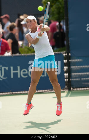 Cincinnati, OH, Stati Uniti d'America. Il 5 maggio, 2018. Occidentale e Meridionale Tennis aperto, Cincinnati, OH - Agosto 11, 2018 - Yulia Putintseva in azione contro Johanna Larsson nelle qualificazioni per la parte occidentale e meridionale del torneo di tennis svoltosi a Cincinnati. - Foto di Wally nellâ/ZUMA Premere Credito: Wally nellâ/ZUMA filo/Alamy Live News Foto Stock