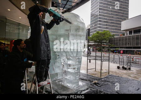 São Paulo, Brasile. 12 Ago, 2018. Un enorme elefante a forma di scultura di ghiaccio quasi 3 metri di altezza e 6 tonnellate all'aperto di fusione è visto a Paulista Avenue a Sao Paulo il 12 agosto 2018. Si tratta di un azione per attirare l attenzione per il giorno dell'elefante, l'idea di ''''''l'intervento a freddo è di mettere in guardia circa il rischio di estinzione delle specie. Credito: Dario Oliveira/ZUMA filo/Alamy Live News Foto Stock