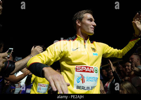 Berlino, Germania. 10 Ago, 2018. Thomas RÃ¶hler (Germania) saluta i fan in medal plaza durante la premiazione per uomini giavellotto al Campionato Europeo di Atletica a Berlino. Credito: Ben Booth SOPA/images/ZUMA filo/Alamy Live News Foto Stock