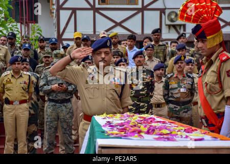 Agosto 12, 2018 - Srinagar, Jammu e Kashmir India - funzionario di polizia salute durante la ghirlanda di cerimonia di posa del loro collega Parvaiz Ahmad a Srinagar. Un gunfight tra ribelli e di saccheggiare le forze di governo in un quartiere indiano-Kashmir controllata principale della città di domenica ha ucciso un counterinsurgency ufficiali di polizia e feriti almeno altri tre funzionari di sicurezza, polizia detto.un gunfight tra ribelli e di saccheggiare le forze di governo in un quartiere indiano-Kashmir controllata principale della città di domenica ha ucciso un contatore insurrezione ufficiali di polizia e feriti almeno tre Foto Stock