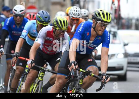 Glasgow, Scotland, Regno Unito. Il 12 agosto 2018. - Campionati Europei 2018: occhi su oro - una focalizzata Matteo Trentin - medaglia d'oro - nella parte finale del giro di uomini della corsa su strada Credito: Kay Roxby/Alamy Live News Foto Stock