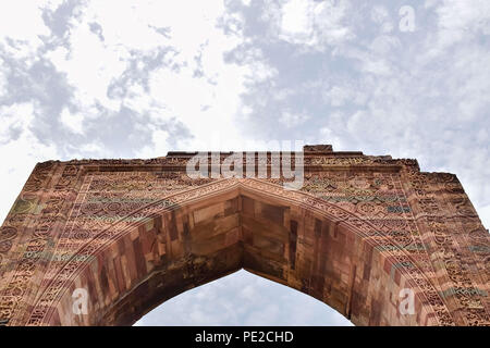 Delhi, Delhi, India. Il 4° agosto 2018. Rovine del portale di ingresso permanente ancora al qutub complesso in Delhi India.Qutub Minar in piedi 73 metri alta a Delhi, è il più alto minareto in mattoni e dall'UNESCO patrimonio dell'umanità. Esso rappresenta la indo-islamica stile architettonico, costruito da Qutb-ud-din Aibak come una vittoria Torre nel 1192 D.C. Credito: Idrees Abbas SOPA/images/ZUMA filo/Alamy Live News Foto Stock