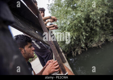 Velika Kladusa, Bosnia. Agosto 12, 2018 - Velika Kladusa, Velika Kladusa, in Bosnia ed Erzegovina - rifugiati visto la pesca nel fiume vicino al camp.profughi che tentano di fare il loro modo nell'Unione europea attraverso la Bosnia vivono qui in Velika Kladusa nel terribile e in condizioni inumane in una tenda in città dopo la chiusura dell'ex rotta balcanica, tende improvvisate sono per la maggior parte solo tetto per uomo, donna e bambini. Credito: ZUMA Press, Inc./Alamy Live News Foto Stock