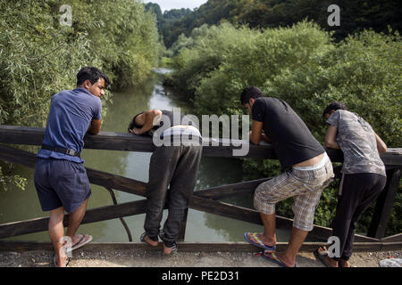 Velika Kladusa, Bosnia. Agosto 12, 2018 - Velika Kladusa, Velika Kladusa, in Bosnia ed Erzegovina - rifugiati visto la pesca nel fiume vicino al camp.profughi che tentano di fare il loro modo nell'Unione europea attraverso la Bosnia vivono qui in Velika Kladusa nel terribile e in condizioni inumane in una tenda in città dopo la chiusura dell'ex rotta balcanica, tende improvvisate sono per la maggior parte solo tetto per uomo, donna e bambini. Credito: ZUMA Press, Inc./Alamy Live News Foto Stock