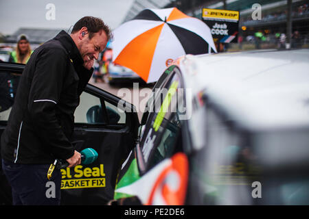 Corby, Northamptonshire, Regno Unito, 12 agosto 2018. ex Btcc racing driver e ITV Sport presenter Paul O'Neill durante la Dunlop MSA British Touring Car Championship a Rockingham Motor Speedway. Foto di gergo Toth / Alamy Live News Foto Stock