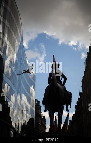 Iconica statua del Duca di Wellington, con la polizia traffico coni sulla sua testa ( una moderna tradizione di Glasgow), a Glasgow in Scozia il 9 agosto 2018. Foto Stock