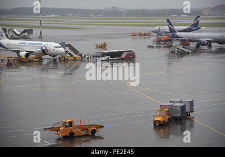 Mosca, Russia - 12 Giugno 2018: aerei sulla pista al terminale D del l'Aeroporto Internazionale di Sheremetyevo in Russia Foto Stock