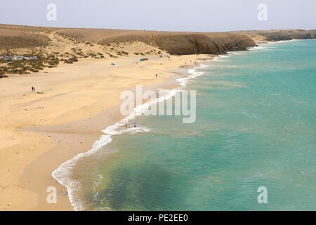 Incredibile vista aerea di Playas de Papagayo spiagge con dune di sabbia in Costa del Rubicone costa, Lanzarote, Isole Canarie Foto Stock