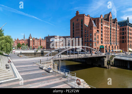 Amburgo, Speicherstadt. Il magazzino storico distretto di Speicherstadt guardando verso l'International Maritime Museum, Amburgo, Germania Foto Stock