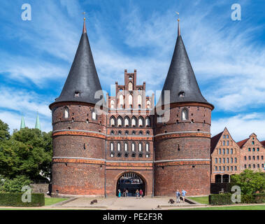 Holstentor, lo storico del XV secolo city gate, Lubecca, Schleswig-Holstein, Germania Foto Stock