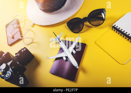 Il tempo di viaggio. traveler accessori su sfondo giallo Foto Stock