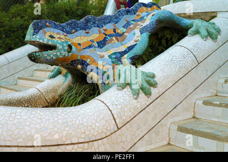 La salamandra nel Parco Güell è diventata un simbolo di Gaudí, lavoro Barcellona, in Catalogna, Spagna Foto Stock