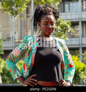 Modello femminile di origine africana che mostra moda africana sulla passerella sfilata di moda durante la Couleur Cafe 2018 a Copenhagen Foto Stock