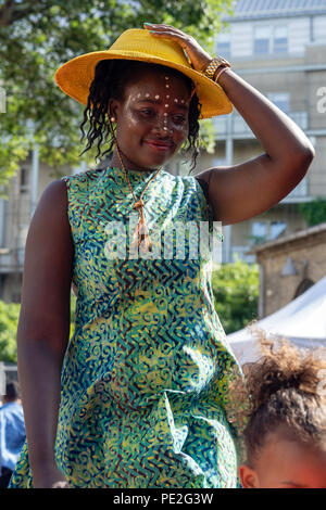 Modello femminile di origine africana che mostra moda africana sulla passerella sfilata di moda durante la Couleur Cafe 2018 a Copenhagen Foto Stock