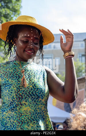 Modello femminile di origine africana che mostra moda africana sulla passerella sfilata di moda durante la Couleur Cafe 2018 a Copenhagen Foto Stock