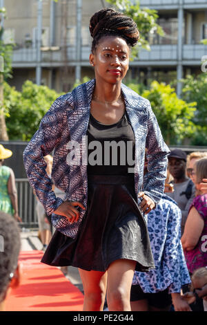 Modello femminile di origine africana che mostra moda africana sulla passerella sfilata di moda durante la Couleur Cafe 2018 a Copenhagen Foto Stock