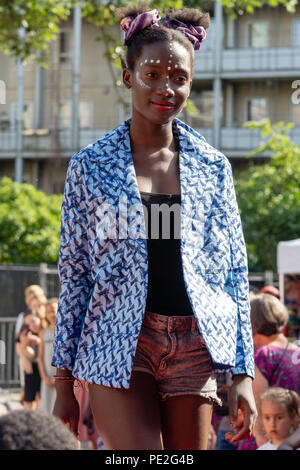 Modello femminile di origine africana che mostra moda africana sulla passerella sfilata di moda durante la Couleur Cafe 2018 a Copenhagen Foto Stock