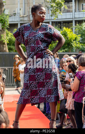 Modello femminile di origine africana che mostra moda africana sulla passerella sfilata di moda durante la Couleur Cafe 2018 a Copenhagen Foto Stock