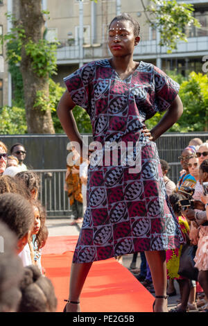 Modello femminile di origine africana che mostra moda africana sulla passerella sfilata di moda durante la Couleur Cafe 2018 a Copenhagen Foto Stock