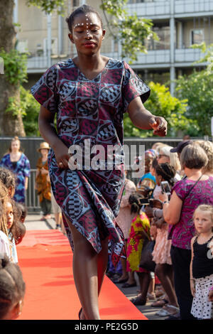 Modello femminile di origine africana che mostra moda africana sulla passerella sfilata di moda durante la Couleur Cafe 2018 a Copenhagen Foto Stock