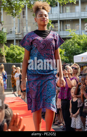 Modello femminile di origine africana che mostra moda africana sulla passerella sfilata di moda durante la Couleur Cafe 2018 a Copenhagen Foto Stock