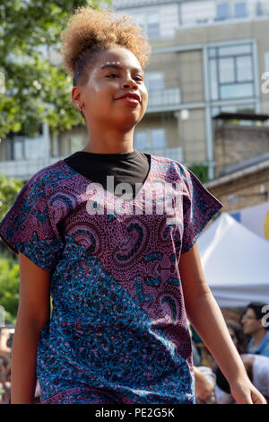 Modello femminile di origine africana che mostra moda africana sulla passerella sfilata di moda durante la Couleur Cafe 2018 a Copenhagen Foto Stock