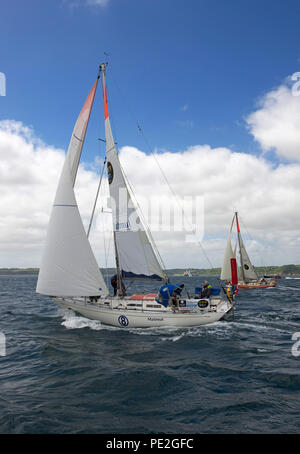 Marinaio francese Jean-Luc Van Den Heede vela il suo yacht Malmut di Falmouth allo start della gara di alimentatore per il 2108 Golden Globe Race (Puffin dietro). Foto Stock