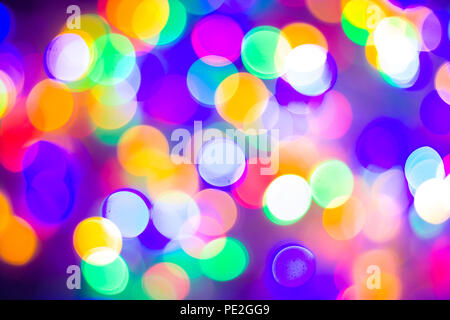 Natale e Anno Nuovo concetto - Defocalizzata abstract multicolori luci bokeh sfondo. Blu, viola, verde, arancione. Foto Stock