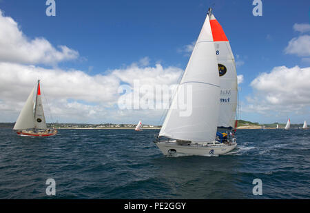 Marinaio francese Jean-Luc Van Den Heede vela il suo yacht Malmut di Falmouth allo start della gara di alimentatore per il 2108 Golden Globe Race (Puffin dietro). Foto Stock