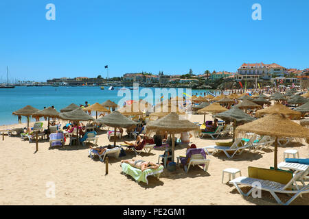 CASCAIS, Portogallo - 25 giugno 2018: spiaggia nel villaggio turistico di Cascais, Portogallo Foto Stock