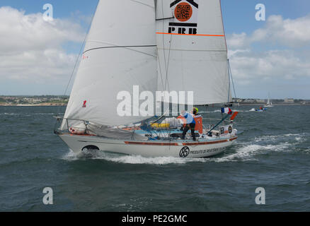 Philippe Péché vela il suo yacht PRB off Falmouth all'inizio dell'alimentatore gara corsa per il 2018 Golden Globe Race. Foto scattata nel Giugno 2018. Foto Stock