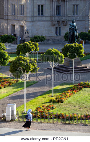 Una vista di una sezione di Piazza Castello (Schlossplatz) in Franconia città di Coburg, Germania in una giornata di sole con ombre e una statua di Ernst I. Foto Stock