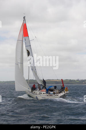 Marinaio francese Jean-Luc Van Den Heede vela il suo yacht Malmut di Falmouth allo start della gara di alimentatore per il 2108 Golden Globe Race. Foto Stock