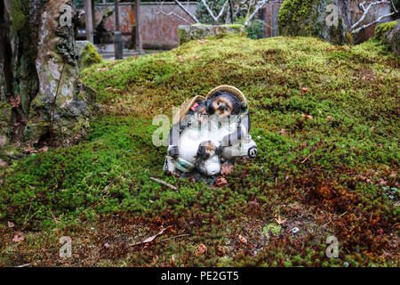 Una felice famiglia tanuki in un tempio buddista appartenente all'Nanzen-ji tempio complesso a Kyoto, Giappone Foto Stock