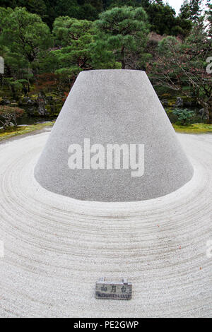 Kōgetsudai davanti al di Kannon-den al Ginkaku-ji di Kyoto, Giappone. Foto Stock