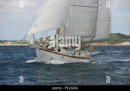 Suhaiii, lo yacht su cui Robin Knox-Johnston divenne il primo uomo a navigare in tutto il mondo il lavoro & non-stop in 1968-9, vela off Falmouth. Foto Stock