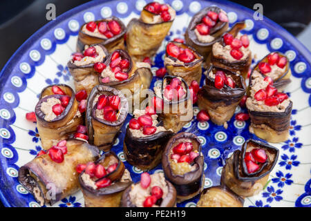 Badrijani nigvzit - melanzana georgiano rotoli. Cibo tradizionale dalla Georgia. Foto Stock