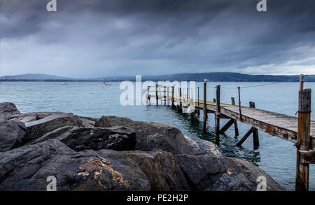 Sereno Molo di legno nelle acque blu dopo la tempesta, Holywood, Irlanda del Nord Foto Stock