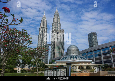 La Masjid moschea Asy-Syakirin al KLCC Park con le Torri Petronas in background e il centro cittadino di Kuala Lumpur (KLCC), Malaysia Foto Stock