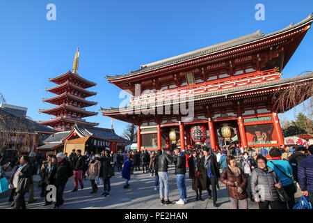 Cancello principale (Kaminarimon) e la Pagoda di il tempio di Sensoji nel quartiere di Asakusa di Tokyo, Giappone. Foto Stock