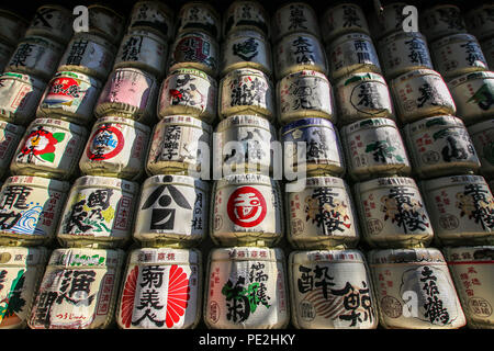 Amor impilati di barili come offerte alla divinità presso la Meiji-jingū Santuario a Tokyo Foto Stock