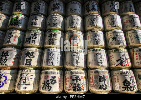 Amor impilati di barili come offerte alla divinità presso la Meiji-jingū Santuario a Tokyo Foto Stock