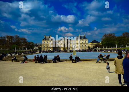 Per coloro che godono di un bel pomeriggio di primavera nei parchi e giardini del Palais de Luxembourg a Parigi, Francia Foto Stock