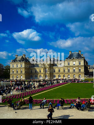 Per coloro che godono di un bel pomeriggio di primavera nei parchi e giardini del Palais de Luxembourg a Parigi, Francia Foto Stock