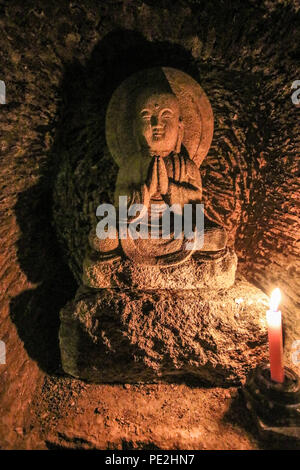 Statua di Buddha nel Benten-Kutsu grotta santuario a Hase-dera tempio di Kamakura, nella prefettura di Kanagawa, Giappone. Foto Stock